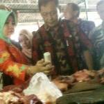 Kepala Dinas Peternakan Sumenep, Arief Rusdi, turun langsung untuk mengecek kelayakan daging sapi untuk dikonsumsi. foto:ida okvinita/BANGSAONLINE