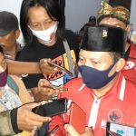 Ketua DPC PDIP Kabupaten Kediri, Murdi Hantoro ketika memberi keterangan kepada wartawan. (foto: MUJI HARJITA/ BANGSAONLINE)