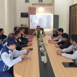Kanit Kamsel Satlantas Polres Gresik, Ipda Andreas Dwi Anggoro, memberikan arahan kepada para driver Transjatim. Foto: Ist.