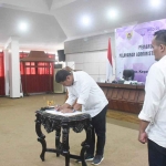 Wali Kota Kediri, Abdullah Abu Bakar, saat menandatangani kesepakatan bersama disaksikan Kepala Dispendukcapil Kota Kediri, Samsul Bahri. Foto: Ist
