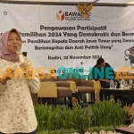 Anggota Presidium Jaringan Demokrasi Indonesia Jatim, Elsa Fifajanti, saat menyampaikan paparan. Foto: MUJI HARJITA/BANGSAONLINE