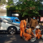 Petugas mengevakuasi tiang PJU yang roboh di Jalan Letjen Sutoyo, Kota Malang.