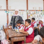  Khofifah Indar Parawansa, calon Gubernur Jawa Timur terpilih saat meninjau pelaksanaan program Makan Bergizi Gratis di SDN Paterman 1 Modung Kabupaten Bangkalan, Selasa (7/1/2025). Foto: dok. pribadi