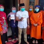 Bupati dan Wakil Bupati Ponorogo terpilih, Sugiri Sancoko-Lisdyarita, usai menjalani vaksinasi.