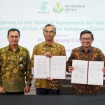 Petrokimia Gresik bersama Dirut PC Ketapang II Ltd, Yuzaini Md Yusof (tengah) usai penandatanganan Head of Agreement (HoA) pasokan gas dari Blok Ketapang di Jakarta.