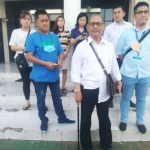 Hadi Pranoto, SH MH (bertongkat) bersama para kliennya lima orang korban penipuan saat berada di Mapolrestabes Surabaya.