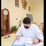 Wali Kota Kediri, Abdullah Abu Bakar saat menandatangani SK untuk Gugus Tugas Percepatan Penanganan Covid-19 Tingkat Kecamatan. (foto: ist).