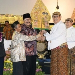 Pakde Karwo saat sebelum pagelaran wayang kulit dengan lakon Kalimatoyo di kampung halamannya, Kabupaten Madiun.