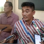 Plt Kepala DPMD Bangkalan, Rudiyanto, saat memberi keterangan kepada awak media terkait penundaan pemilihan kepala desa serentah gelombang ke-2 tahun ini.