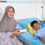 Siti Rochmah saat mendampingi putranya. (Ist)