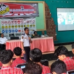 Staf Bidang Angkutan Dishub Kota Batu, Khoirus Said, saat menyampaikan materi.
