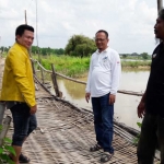 Ketua DPRD Gresik Ahmad Nurhamim bersama Ketua Fraksi Partai Golkar Wongso Negoro melihat jembatan yang patah di Dusun Kletak, Desa Putatlor, Menganti. foto: SYUHUD/ BANGSAONLINE