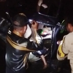 Petugas dibantu warga sedang berusaha mengevakuasi para korban kecelakaan mobil di jalur Taman Wisata Alam (TWA) Kawah Ijen, Kecamatan Licin, Banyuwangi.