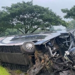Kondisi bus yang terguling usai menghantam truk di Tol Ngawi