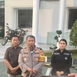 Kabid Humas Polda Jatim Kombes Pol Dirmanto , bersama Kasat Reskrim Polrestabes Surabaya AKBP Aris Purwanto bersama Kasi Humas Polrestabes Surabaya AKP Rani Santi Nanggolan saat memberi keterangan