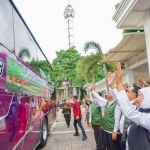 Gubernur Khofifah saat melepas keberangkatan 55 transmigran asal Jawa Timur menuju 3 daerah tujuan.