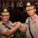 Kapolda Metro Jaya Irjen Pol Moechgiyarto (kanan) melakukan salam komando dengan Kepala BNPT Irjen Pol Tito Karnavian (kiri) seusai sertijab Perwira Tinggi Polri di Mabes Polri, Jakarta, 21 Maret 2016. (Suara Pembarua)