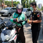 PRIHATIN WABAH CORONA: Bawaslu Sidoarjo saat bagi-bagi hand sanitizer, di depan GOR Delta, Kamis (9/4). foto: ist