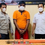 Petugas saat ekspos tersangka maling gabah berikut barang bukti kejahatannya. foto: SYUHUD/BANGSAONLINE