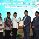 Penyerahan SK Izin Operasional MI BAS International Islamic School Tuban oleh Kakanwil Kemenag Jatim