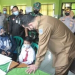 Wali Kota Probolinggo, Habib Hadi Zainal Abidin, saat meninjau giat vaksinasi anak.