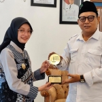 Wali Kota Kediri, Vinanda Prameswati, menerima penghargaan Tokoh Muda Nahdliyin Inspiratif dari Forkom Jurnalis Nahdliyin. Foto: FJN for Bangsa.