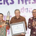 Presiden ke-6 RI, Susilo Bambang Yudhoyono saat menerima Anugrah Prapanca Agung dari Ketum PWI Pusat, Margiono didampingi Ketua PWI Jatim, Ahmad Munir di Puncak HUT PWI ke-71.