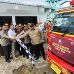 Ketua KPU Kabupaten Kediri Nanang Qosim bersama Pjs. Bupati Heru Wahono Santoso saat memberangkatkan truk pertama pengangkut logistik. Foto: MUJI HARJITA/ BANGSAONLINE