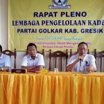 Ketua Golkar Gresik, Ahmad Nurhamim, saat membuka pleno kaderisasi. foto: SYUHUD/ BANGSAONLINE