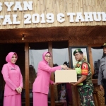 Ketua Bhayangkari Sidoarjo saat menyerahkan bingkisan ke Anggota TNI/Polri yang bertugas melaksanakan pengamanan Natal 2019 dan Tahun Baru 2020.
