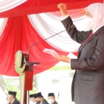 Gubernur Khofifah saat menjadi Inspektur Upacara Peringatan Hari Pahlawan 10 November 2021 di Lapangan Kompleks Monumen Tugu Pahlawan Jl. Pahlawan, Alun-Alun Contong, Surabaya pada Rabu (10/11) pagi.