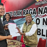 Kandidat Ketua KONI Kota Blitar, Tony Andreas, saat mengembalikan formulir pendaftaran.