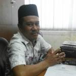 Jubir Fraksi PDIP DPRD Sidoarjo saat memberikan keterangan terkait Raperda PT Aneka Usaha, Sudjalil. foto: MUSTAIN/ BANGSAONLINE.com