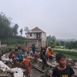 Situasi di lokasi longsornya tanah yang mengakibatkan bangunan milik warga di Bumiaji Kota Batu ambruk