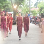 Salah satu model dengan mengenakan busana dengan berbahan dasar kain tenun ikat Bandar Kidul. Foto: ARIF KURNIAWAN/BANGSAONLINE


