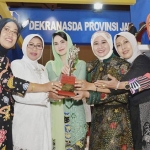 Dekranasda Jawa Timur menerima penghargaan dari Pengurus Dewan Kerajinan Nasional (Dekranas) Pusat sebagai Lembaga Pembina Teladan di ajang Dekranas Award 2019. foto: ist