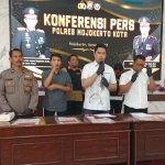 Konferensi pers terkait kasus korupsi yang melibatkan Kepala Desa Mojowono periode 2014-2019 di Mapolres Mojokerto Kota.
