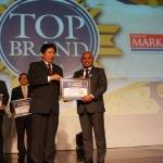 Direktur Komersial Semen Gresik, Mukhamad Saifudin menerima penghargaan "Top Brand Award 2016" untuk dua produk Semen Gresik dari CEO Frontier Consulting Group, Handi Irawan di Hotel Mulia, Jakarta. foto: SYUHUD/ BANGSAONLINE