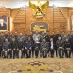 Gubernur Khofifah menerima Kunjungan Peserta Studi Strategi Dalam Negeri Program Pendidikan Reguler Angkatan (SSDN PPRA) LIX Lembaga Ketahanan Nasional (Lemhannas) RI Tahun 2019 di Gedung Negara Grahadi Surabaya, Senin (1/7). foto: ist