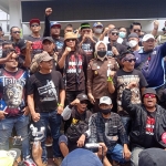 Ratusan Aremania saat menggelar unjuk rasa di depan Kantor Kejari Kabupaten Malang.