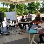 Wali Kota Risma menggelar video conference bersama Profesor Pandu Riono di Halaman Balai Kota Surabaya, Senin (8/6/2020). (foto: YUDI A/ BANGSAONLINE)