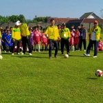 Asisten II Bidang Perekonomian dan Pembangunan Setdakot Kediri, Herry Purnomo, dan tamu undangan lainnya, saat menendang bola. Foto: Ist