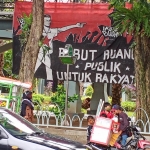 Spanduk bertuliskan "Rebut Ruang Publik Untuk Rakyat" yang terpasang di Alun-Alun Gresik. foto: SYUHUD/ BANGSAONLINE