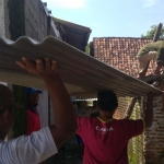 Warga di Kecamatan Kunjang, Kabupaten Kediri, saat bergotong royong memperbaiki atap rumah yang rusak akibat diterjang angin puting beliung. Foto: Ist