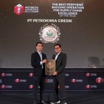 VP Pengelolaan Pelabuhan Petrokimia Gresik, Shandy Kharisma (kanan), mewakili jajaran direksi saat menerima penghargaan. Foto: Ist