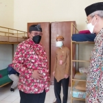 Wali Kota Blitar Santoso mengecek rumah isolasi terpadu di Asrama PGSD Universitas Negeri Malang di Kota Blitar.