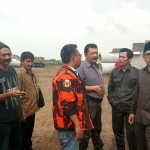 Ketua DPRD Kota Pasuruan H Ismail M Hasani bersama wakilnya Pranoto serta beberapa Anggota DPRD lainnya mendatangi lokasi tol yang menjadi keluhan warga sekitar.
