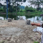 Kasun Pranggang, Sahrul Munir saat menunjukkan lokasi yang akan dibangun gazebo di tengah-tengah Sumber Complang. Foto: MUJI HARJITA/ BANGSAONLINE