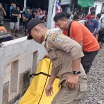 Evakuasi korban kecelakaan kereta api di Surabaya.