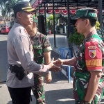 Kapolres Madiun AKBP Anton Prasetyo menerima ucapan selamat dari Dandim 0803/Madiun beserta perwira jajarannya.